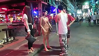 Thai Sexvideo: Ältere Kundin Und Junge Prostituierte Mit Zierlicher Figur