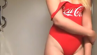 Chica Americana Se Complace Con Su Coca-Cola Preferida