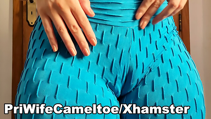 Blond Teen'S Cameltoe V Legínách A Spodním Prádle V Posilovně