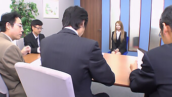 Un Șef Seduce Un Adolescent Japonez Cu O Muie După Un Interviu De Angajare