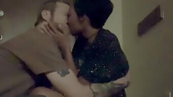 Un Couple Interracial S'Engage Dans Un Sexe Passionné Avec Une Beauté Ébène De 19 Ans Dans Une Vidéo Maison.