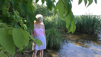 Rencontre Au Bord Du Lac Imprévue Avec Une Jeune Blonde (18 Ans) Aux Atouts Naturels