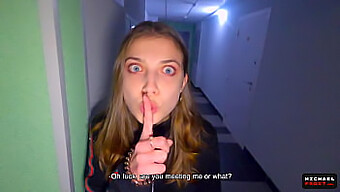 Brunetka Amatérka Je V Prdeli Na Schodech - Pov Video