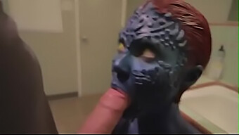 Mystique Dalam Pakaian Cosplay Memberikan Blowjob Sensual