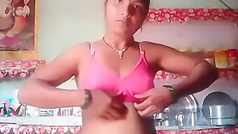 Una Tía India Se Filma Desnuda, Centrándose En Sus Grandes Tetas Y Su Área Íntima.