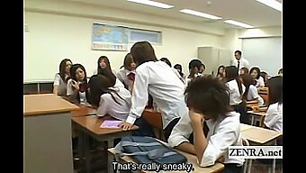 Uma Adolescente Japonesa Se Despe Para Seus Colegas Na Sala De Aula.