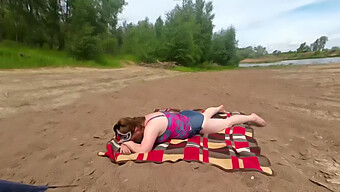 Amatorska Żona Daje Dziki Blowjob Na Plaży.