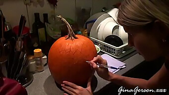 Blond Tonåring Med Små Bröst Firar Halloween På Webbkamera