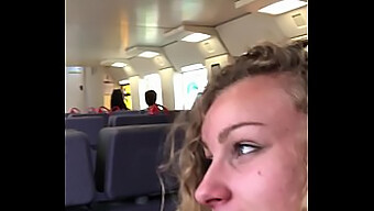 La Giovane Studentessa Emily Fa Un Pompino In Pubblico E Ingoia Lo Sperma Su Un Treno!