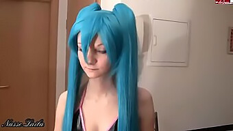 Miku Hatsune Cosplayer Saa Kasvonsa Peitettynä Spermalla Intensiivisen Seksin Jälkeen