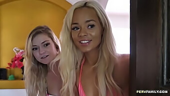 Blond Milf Elle Har Ohämmat Sex Med En Cowgirl-Åktur På Kamera.