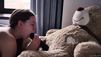 Smyslný Sólový Výkon Stefanie Knight V Tv Plushies.