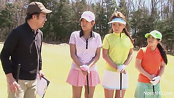 Gadis Remaja Jepun Terlibat Dalam Seks Oral Semasa Bermain Golf Telanjang