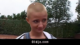 Verleidelijke Student Met Een Pixie Cut Geeft Een Oudere Man Sensueel Oraal Plezier