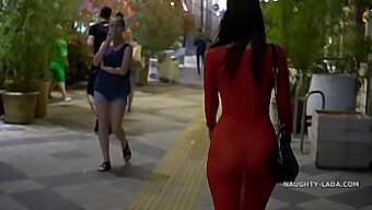 ¡la Milf De Lencería Transparente Muestra Su Exhibicionismo Al Aire Libre!