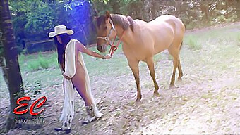 Une Cowgirl Nue Met En Valeur Ses Seins Naturels