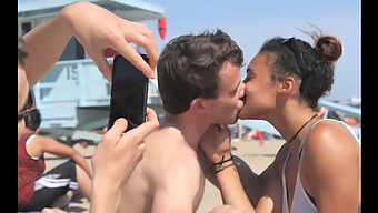 La Beauté Ébène Se Laisse Aller À Des Baisers Passionnés Avec Des Blancs Sur La Plage