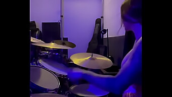 Les Gros Seins De La Batteur Sexy Felicity Rebondissent En Cadence Sur La Musique