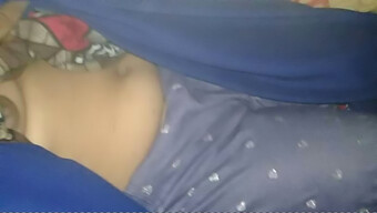 Desi Milf, Oral Ve Penetratif Seksle Otobüs Yolculuğunun Tadını Çıkarıyor