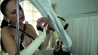 Màn Trình Diễn Breathplay Quyến Rũ Của Nữ Chúa Tàn Bạo Trong Bộ Sưu Tập Fetish Latex