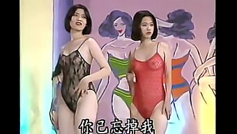 Fille À La Mode En Lingerie De Taiwan Dans Un Spectacle Permanent