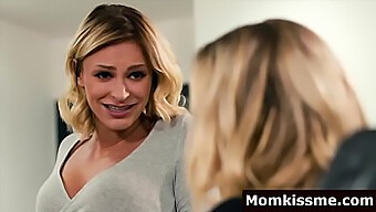 Lesbička Tínedžerka Si Užíva Milfku V Práci