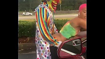 Coppia Afroamericana Si Impegna In Sesso All'Aperto Con Il Clown Coinvolto