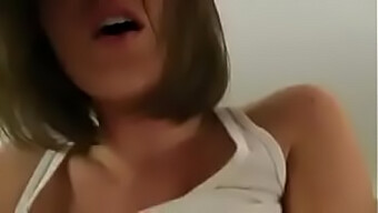 Una Chica Caliente Y Cachonda Quiere Tu Semen Dentro De Ella