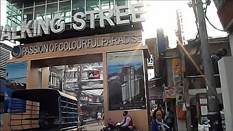 Sexede Asiatiske Turister Udforsker Pattaya Walking Street