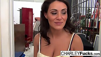 La Sessione Solitaria Intima Di Charley Con Le Sue Tette Piccole E La Sua Figa Pelosa